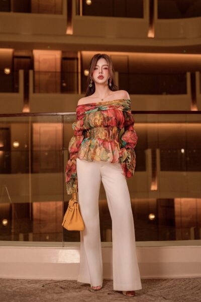 Áo trễ vai tay bèo nhún xòe Savage Bloom 25S1W140702H013