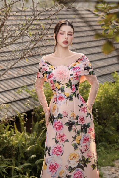 Alternative view of Áo dài cách điệu phối ren và đính hoa nổi ở ngực Still Neva 25S1W660101H021