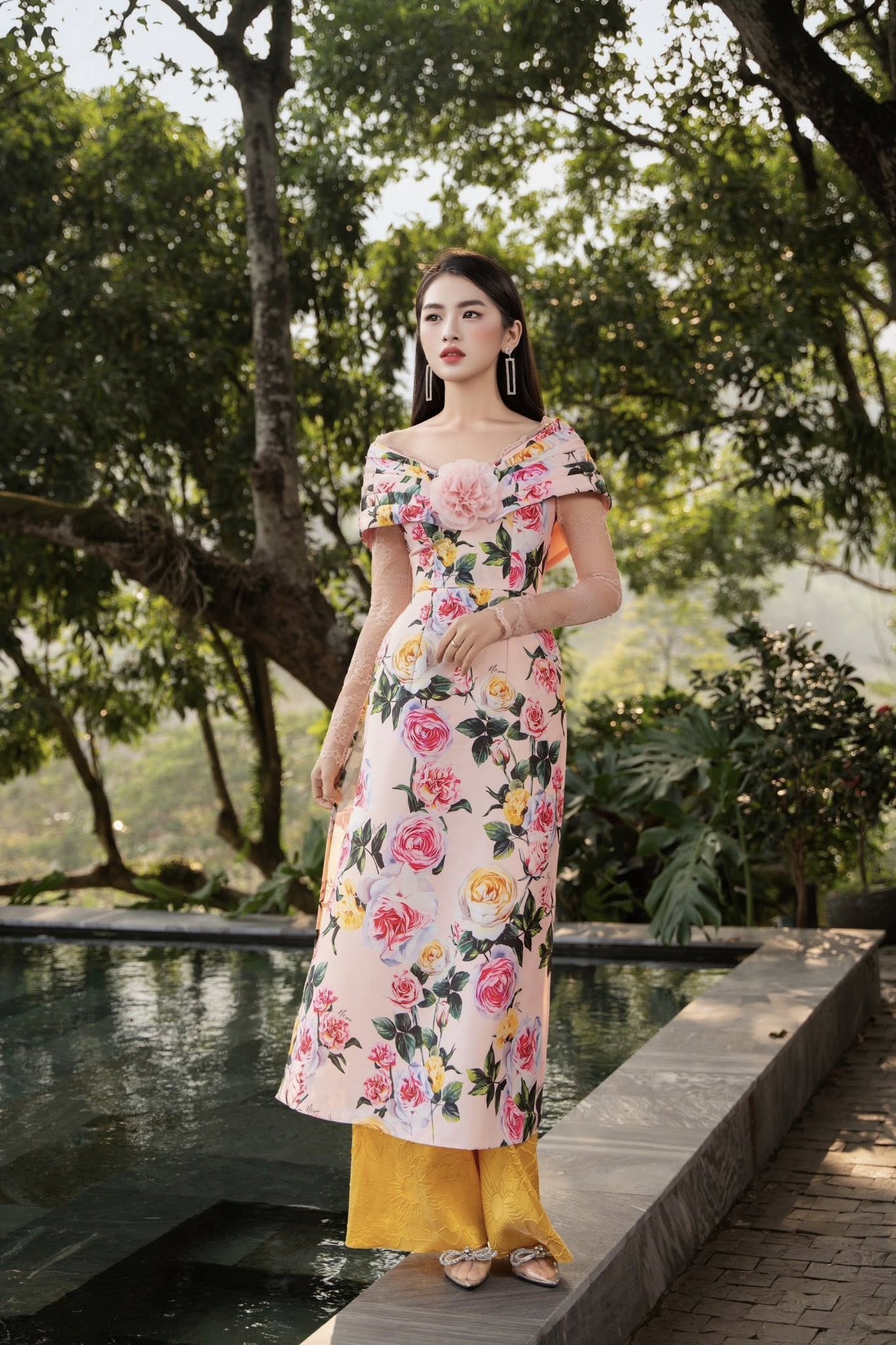 Áo dài cách điệu phối ren và đính hoa nổi ở ngực Still Neva 25S1W660101H021 - Ảnh 4