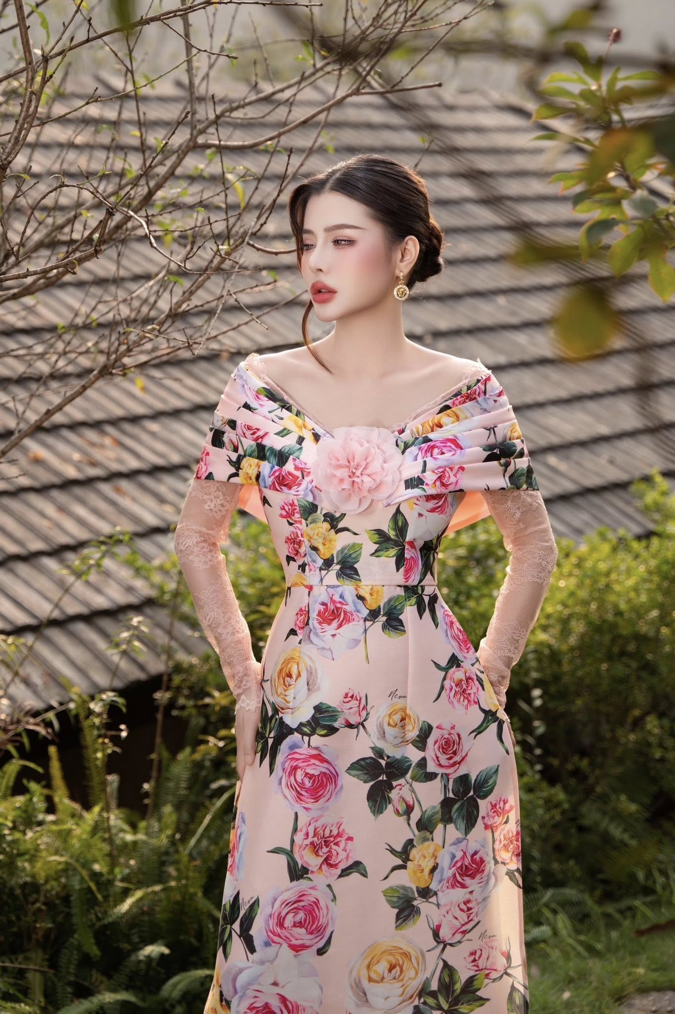 Áo dài cách điệu phối ren và đính hoa nổi ở ngực Still Neva 25S1W660101H021 - Ảnh 6