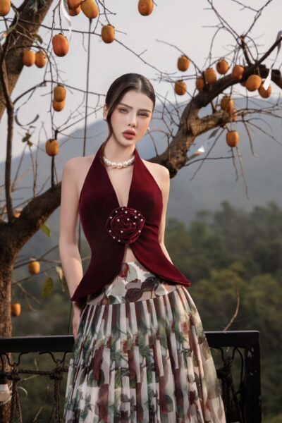 Áo được cắt xẻ cổ V Ground Neva 26S1W120301T012