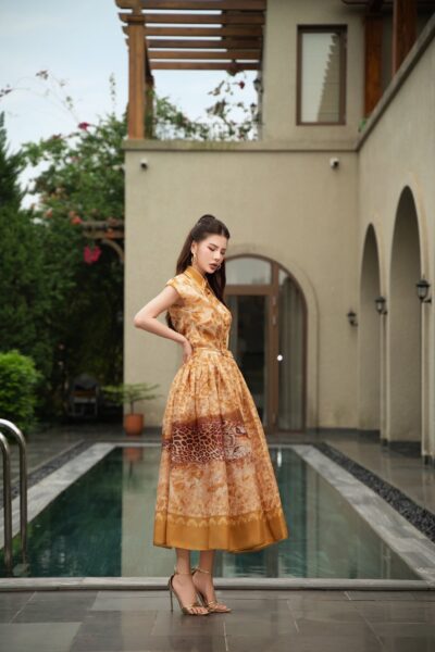 Alternative view of Chân váy maxi họa tiết báo Golden Tide 26S1W322601H013